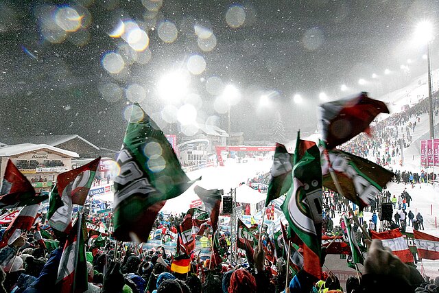 <p>Tolle Stimmung bei den tausenden Fans im Zielgelände - Audi FIS Skiweltcup Damen Nachtslalom 2019</p>